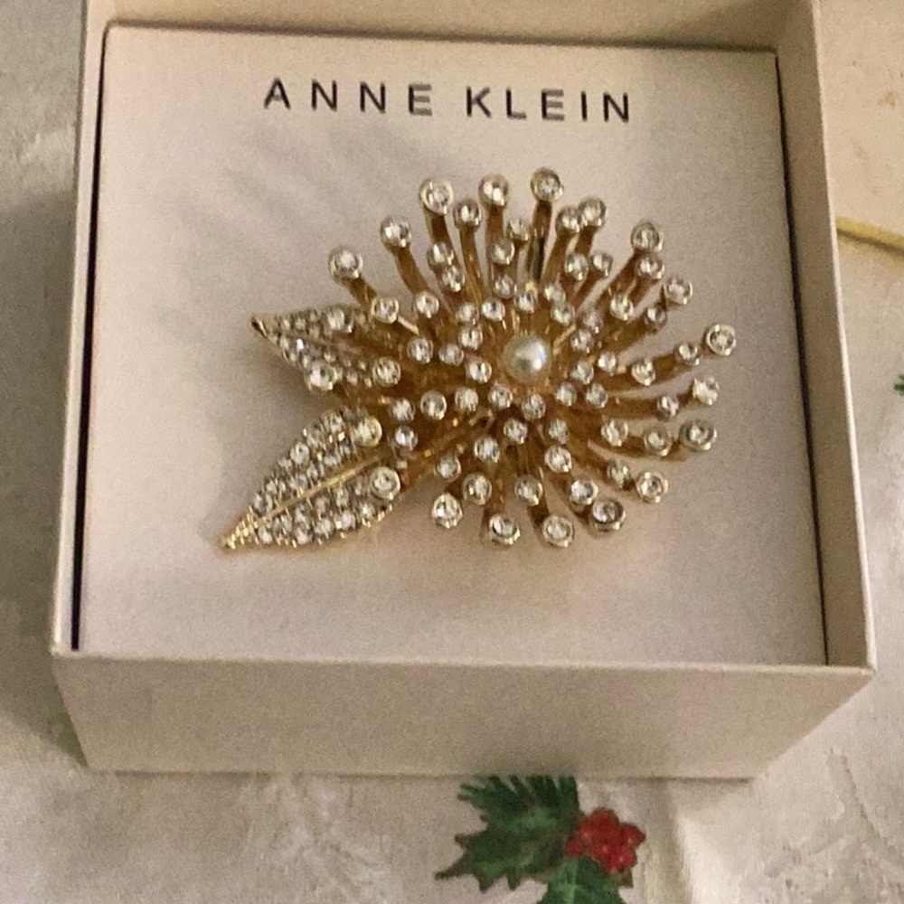New brooch many rhinestone mum  flower leaf gold tones Anne Kline  /boxed
